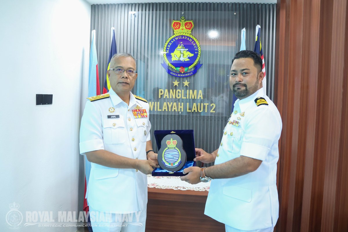 NavySDK's tweet photo. ๐๐จ๐ก๐๐จ๐ก๐๐๐ก ๐๐ข๐ฅ๐ ๐๐ง
3 September 26 - Panglima Wilayah Laut 2 telah menerima kunjungan hormat daripada Leftenan Komander Mohd Hafiz bin Ahmad TLDM, Pegawai Memerintah KD TODAK.
#NavyUpdate https://t.co/pvmhmUC2SJ