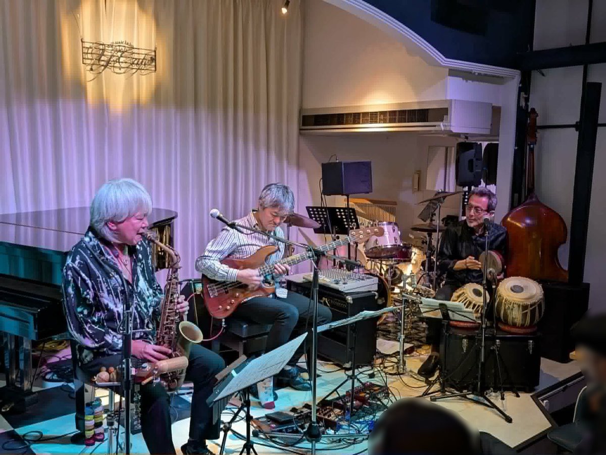 KunioOzeki's tweet photo. SaxBassDuo+Tabla・2ndアルバム発売記念ツアー♪
7日目の昨日は #愛媛県松山 #YsCafe！
お越し下さった皆さま有難うございました！

実にお客さんの9割がリピーター！以前お越し下さった方が再び来て下さるってホント嬉しい！前回、それだけ楽しんで頂けた何よりの証拠だもんね♪

特に今回は、[続→] https://t.co/jB1CEZN4Qo