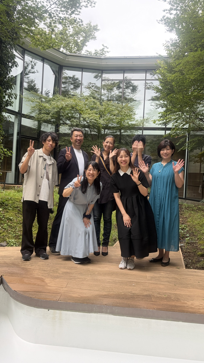 madokairie's tweet photo. 今年のUTAGE講座合宿を運営してくれた精鋭の運営メンバー！

わたしがイベントをやる時は意思決定や実行を重たくしたくないから、必ず少数精鋭。

今までの合宿で1番良い！！との感想が開催中にあちこちから聞こえてきたのは、このチームの皆さんのおかげです！

▶︎運営リーダーのゆうこさん　@Aimylight
今年もリーダーとしてみんなが気持ちよく動けるよう思いやりを持った各方面への調整、わたしの希望を汲み取ってタスクやスケジュールに落とし込む実行力が本当にありがたく心強かったです。ゆうこさんがいなかったら合宿やらなかったと思う・・

▶︎イベントディレクターのかなさん　@canny2152
UTAGE本出版パーティーのディレクションもお願いしてたかなさんは超大型イベントをほぼ一人で回すほどの運営力で、今回も会場・バス・ランチ会場などの手配と調整。参加者の皆さん全員に目も気も配れる観察力と運営力がさすがです！

▶︎AIレクチャー＆企画のこばやんさん　@kobayan0506
アフィリエイター・広告・プロデュースと多岐にわたって活躍されているこばやんさんには、皆さんが課題とするメルマガを運用しやすくするスキルの作成から導入サポートを行なっていただきました。高い共感力でみんなの相談にも対応してくれました。

▶︎カメラマンゆうすけさん　@519Ysk
もう他の人にはお願いできないほど撮影部門で頼り切っているゆうすけさん。もう何も言わなくてもわたしが欲しい絵や皆さんの様子がわかる写真や映像を撮ってくれて、墓場まで持っていきたいw思い出の写真がまた増えました。

▶︎運営バックオフィス＆アナウンスのはるみさん　@haruchi_1107 
参加者の皆さんへの細やかな配慮を持ったアナウンスや現場でのサポート、またSNS運営や管理体制の対応など幅広く動いてくださいました！合宿中、参加者の皆さんからのお困りごとや質問がほぼ上がらなかったのはその賜物だと思います。

▶︎ライティングおむ太郎さん　@ebidaisuki1021
クライアントの売り上げアップに貢献するほどのライティング力があるおむさんにはSNS周りの運営をお願いしつつ、持ち前の配慮や観察力、フットワークの軽さでわたしの身の回りのお世話をしてくれましたw いつも優しく配慮してくれて感謝です。

一緒に合宿を作り上げられて本当に嬉しいし、楽しかった！
この運営メンバーの皆さんに心からの感謝を込めて。