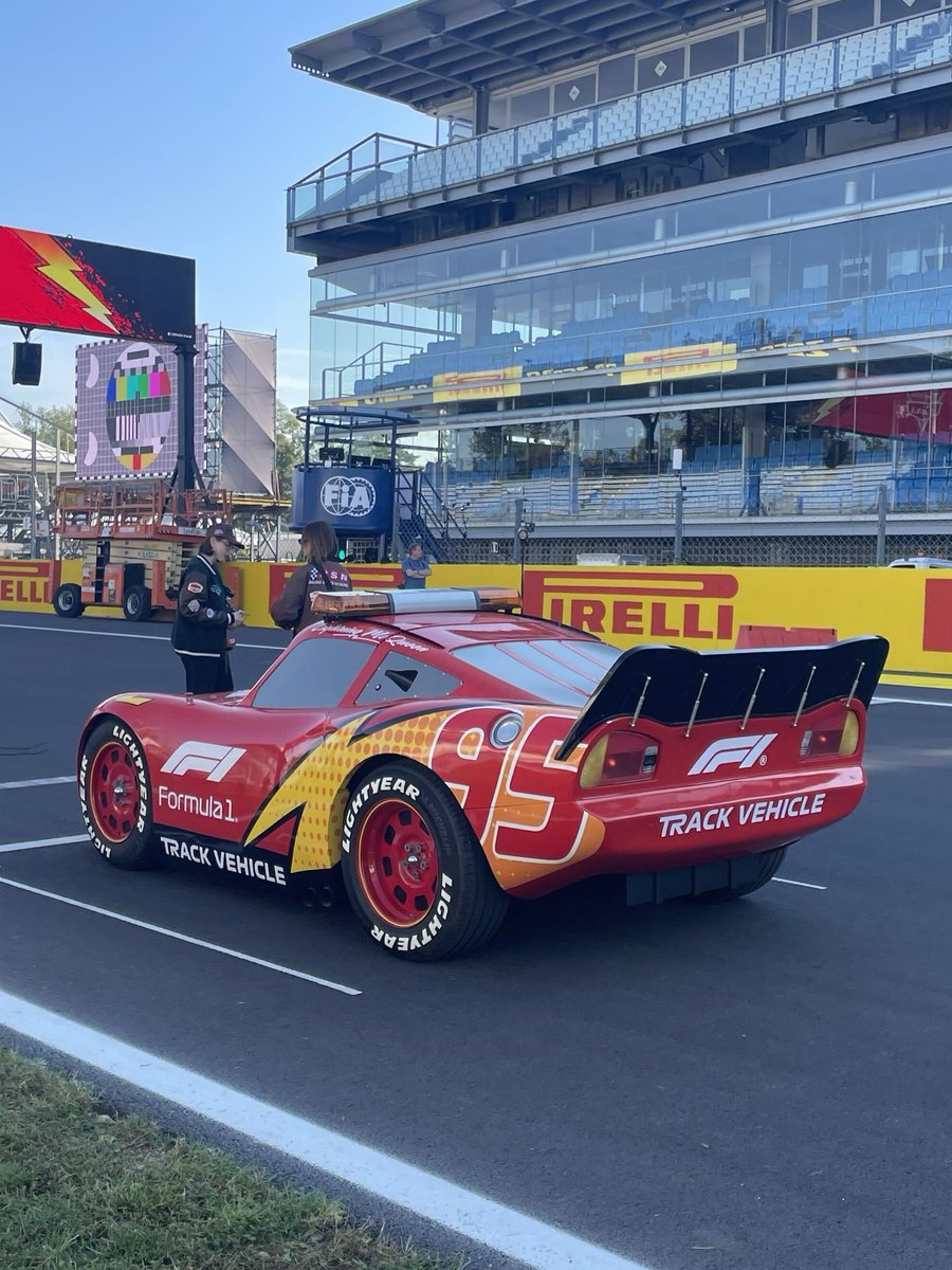 Nachez98's tweet photo. ⚡️ EL SAFFETY CAR DE RAYO MCQUEEN ESTÁ EN MONZA

📸 @wearetherace 

#F1 #ItalianGP 🇮🇹 https://t.co/VO8r0rGK7f