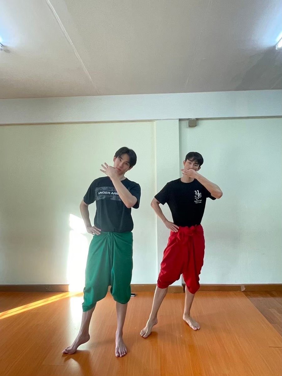ppimnamepatt's tweet photo. นึกถึงที่ฟอสบอกในงานวันเกิด ว่าจริงๆฟอสไม่ได้อยากเล่นเรื่องนี้เพราะรำไม่เป็นไม่ชอบรำมือแข็งมาก (พร้อมทำท่า) แต่บุ๊คอยากลองเล่น ฟอสบุ๊คก็เลยต้องไปหัดเรียนรำไทยกัน  แล้วเป็นเรื่องที่ออกมาแค่ Ep.เดียวแต่ตาตึงใจมาก รำไทยไม่พอยังเป็นดราม่าหนังผีอีก ฟอสบุ๊คโคตรจะเก่ง https://t.co/pTIUhlE6a9