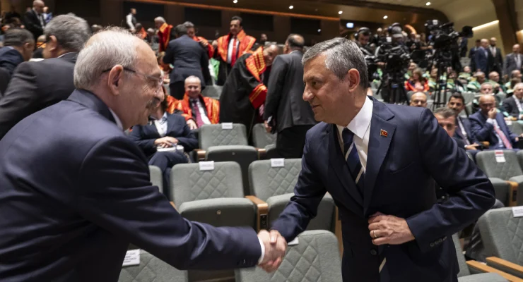 DikenComTr's tweet photo. Özel'den Kılıçdaroğlu'yla tokalaşma eleştirilerine yanıt

❝Adli yıl açılışına da 10 dakika önceden gittim, oturuyorum. Kemal (Kılıçdaroğlu) bey de gelmiş, yerine geçerken beni gördü, bana doğru geldi. Şimdi benden 30 yaş büyük bir insan. Ondan sonra, bana doğru geliyor, elini uzatmış.❞

https://t.co/HRyrYLMujg