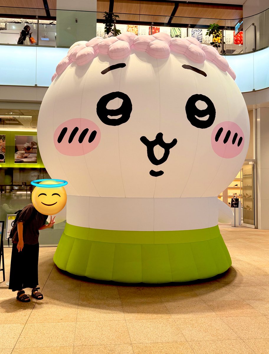 guchata's tweet photo. 大阪KITTE行ってきた！！5メートルのちいちゃん大きい！！！とびらもツツウラウラ旅仕様！！旅好きとしてはキャンペーンのパスケース魅力的すきるんだよおお！！！ってことで応募してみる！！
 #JR東海巨大ちいかわキャンペーン https://t.co/CdLPWxXIlM
