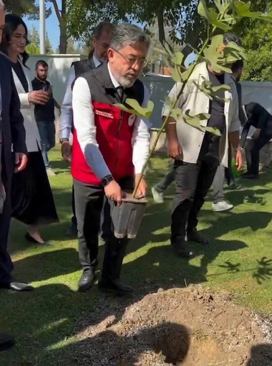 ersoy587's tweet photo. Türk Tarımının fotoğrafı saksıyla fidan diken Tarım Bakanı. https://t.co/WbiviZCSf4