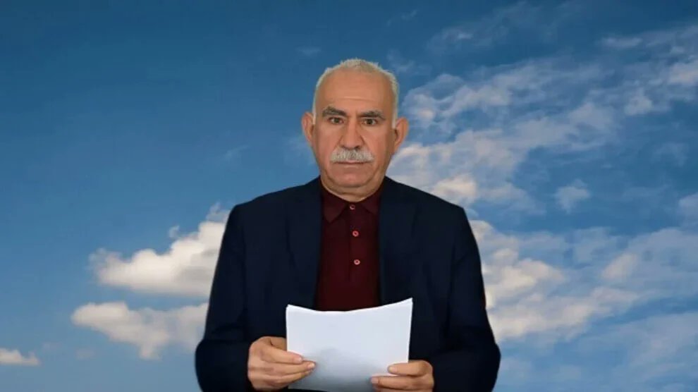 rohattkaplan's tweet photo. 🟢 Bakın Dünya aydınları Kürt Halk Önderi Abdullah Öcalan'ı nasıl değerlendiriyor... 

📍 İrlandalı siyasetçi ve İrlanda tarihinin tanınmış politik tutsaklarından, Sinn Féin Uluslararası Temsilcisi Martina Anderson: Türkiye’de adaletin yerini bulması ve barışın sağlanması için Öcalan’ın özgürlüğü kilit noktadır.

 📍 Sosyolog ve filozof John Holloway: Abdullah Öcalan’ın özgürlüğü son derece önemli bir adım olurdu. Abdullah Öcalan’ın fikirlerinin dünyada giderek yayıldığını görüyorum.

📍Nobel Ödüllü Jody Williams: Ben onun değişim sürecini kendi ağzından dinlemek isterdim. Bu, Mandela’nın değişim süreci gibi bir şey olurdu.

📍Murray Bookchin’in kızı Debbie Bookchin: Sizinle dayanışmayı yükseltmeye devam edeceğiz. Kürt halkının destekçilerine de Kürt halkının ve sizin fikirlerinizi çok iyi anlatabilmeliyiz. Sizler daha önce hiç yapılmamış bir şeyi büyük bir başarıyla yapıyorsunuz.

📍 Roma merkezli Daimi Halklar Mahkemesi Genel Sekreteri ve İtalyan epidemiyolog Dr. Gianni Tognoni: Abdullah Öcalan’ın fikirleri yeni yaşamın inşasında rol oynuyor.

📍 Uluslararası insan hakları avukatı Michael Ariccle: Ben Öcalan’ı ziyaret etmek istiyorum ve hepimizin Öcalan’la buluşması gerekiyor. Çünkü gerçek siyasi ve demokratik mücadelenin gücünü anlamak için bu şarttır. Bize öğretebilecek tek kişi odur.

📍 Britanya Parlamentosu üyesi Bambos Charalambous: Türkiye’nin Abdullah Öcalan’la gerçekten temas kurması, onunla konuşması ve nihayetinde hak ettiği özgürlüğün kendisine verilmesi yönünde bir adım atması gerekiyor.

📍 Progressive International (Uluslararası İlerici Enternasyonal) Eş Genel Koordinatörü David Adler: Abdullah Öcalan sayesinde yeni bir proleter, demokratik ve barışçıl ilerici güç birliği sağlanabilir. Böylesi bir liderliğe ve böylesi muhteşem bir vizyona derhal ihtiyacımız vardır.

📍 İrlanda Sinn Féin Ulusal Başkanı Declan Kearney: Türkiye hükümeti tarafından, PKK’nin girişimleri ve Abdullah Öcalan’ın gösterdiği liderliğe ve olumlu yönde atılan adımlara denk düşen güven artırıcı adımlar atılması gerekmektedir. Bu, ileriye giden bir yolun inşa edilmesi açısından çok önemli olacaktır. Türkiye hükümetine, Kürt halkının liderliğini ve barışı güvence altına alacak yeni siyasi ilişkiler kurma konusunda çağrıda bulunuyorum.

📍 Declan Kearney’in Öcalan’a mesajı: Kendisine en sıcak dayanışmamızı ve kardeşçe selamlarımızı iletiyorum. Sergilediği liderlik bizi son derece etkilemiştir ve kendisine, İmralı Adası Hapishanesi’nde hâlâ tutulup hapsedilmiş olmasına rağmen, bugüne kadar gösterdiği nitelikli ve örnek liderliği sürdürmesi yönünde çağrıda bulunuyorum.

📍 İngiltere eski Başbakanı ve bağımsız milletvekili Jeremy Corbyn: Kendinizi Kürt halkının temsilcisi olarak uzun süredir sizinle görüşmeler yapılması gerektiğini savunan ve sizin serbest bırakılmanızı talep eden bizler, bu çağrıyı yapmaya devam edeceğiz.

📍 İzlanda eski İçişleri Bakanı, Adalet Bakanı ve Sağlık Bakanı Ögmundur Jónasson: Öcalan’ın mesajı, derinliği ve anlayışıyla dikkatimizi çekiyor. Ernest Hemingway, ünlü romanı “Silahlara Veda”da, “Savaş zaferle kazanılmaz” demişti. Bence Öcalan ile aynı dili konuşuyorum. Zafer, toplumu herkes için daha iyiye doğru dönüştürmektir.

📍 Almanya Federal Meclis Başkanvekili Bodo Ramelow: Bu nedenle söylüyorum: Lütfen Abdullah Öcalan’ı serbest bırakın ki bu sürecin bir parçası olabilsin. Ve onun uzattığı eli kabul ederek, “Türkiye’de barış için birlikte çalışalım” diyerek değerlendirin.

📍 Avrupa Parlamentosu Türkiye Raportörü Nacho Sánchez Amor: Öcalan’ın çağrısını memnuniyetle karşılıyoruz. PKK’nin ve Kürt aktivist hareketinin, tarihi lider Öcalan’ın bu yönlendirmesini takip etme kararını memnuniyetle karşılıyorum. Bu ülkede yeni bir umut yaratıyor. Ve bu umut boşa harcanmamalı. Bu bir fırsat penceresidir. Avrupa Birliği olarak, bu süreçte yer almamız istenirse buna hazırız.

Şimdi bir de dijital korucuların ve ilkel Kürt Milliyetçilerinin cehaletini düşünün... 

Ceplerine 5 kuruş para sıkıştırın, önlerine bir kap yaş mama koyun kendi değerlerine bile küfretsinler!