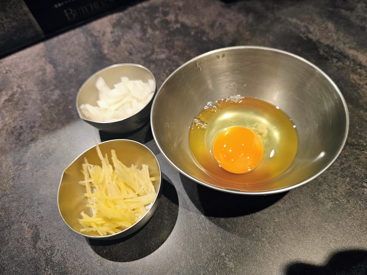 81YKAJIPev20591's tweet photo. 🍜 Hi-Fat Noodle BUTCHER’S
【ラーメン少なめ ¥900】生卵（ブランド紅）¥100生姜 ¥50・玉ねぎ ¥50
コールは野菜・ニンニク・カラメ・脂少なめ🔥こんもり野菜に豚ウデ、ワシワシ食感の自家製太麺。豚の旨味にカラメの醤油感、ニンニクのパンチが効く一杯💥
#HiFatNoodleBUTCHERS #新小岩 #二郎系 https://t.co/IGbGxLWhE5