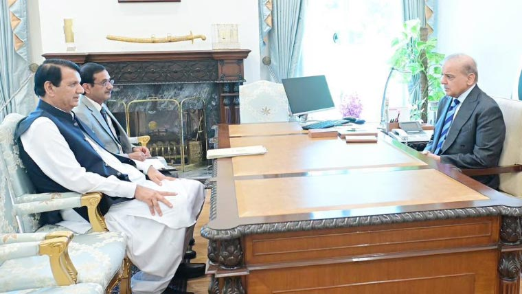 pak_hub_'s tweet photo. #ShehbazSharif reaffirms his commitment to advancing development and public welfare in Azad Kashmir, guided by Nawaz Sharif’s vision, during a meeting focused on ongoing development projects and welfare initiatives in Azad Kashmir and Gilgit-Baltistan.
#Pakistan #AzadKashmir https://t.co/lt9hWzr5SS