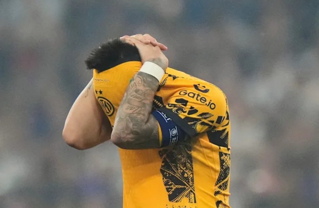 RafaLEAOUT's tweet photo. L’avete inseguito tutta l’estate e vi ha scagato sulla maglia, 12 gol e 6 assist in serie A, a 20 anni, portando il Como in champions league. “Eh ma doveva botare per dimashh” lo stesso in campo a zenica…

COME CAZZO VI ABBIAMO RIDOTTO https://t.co/1GmRgp6n7l