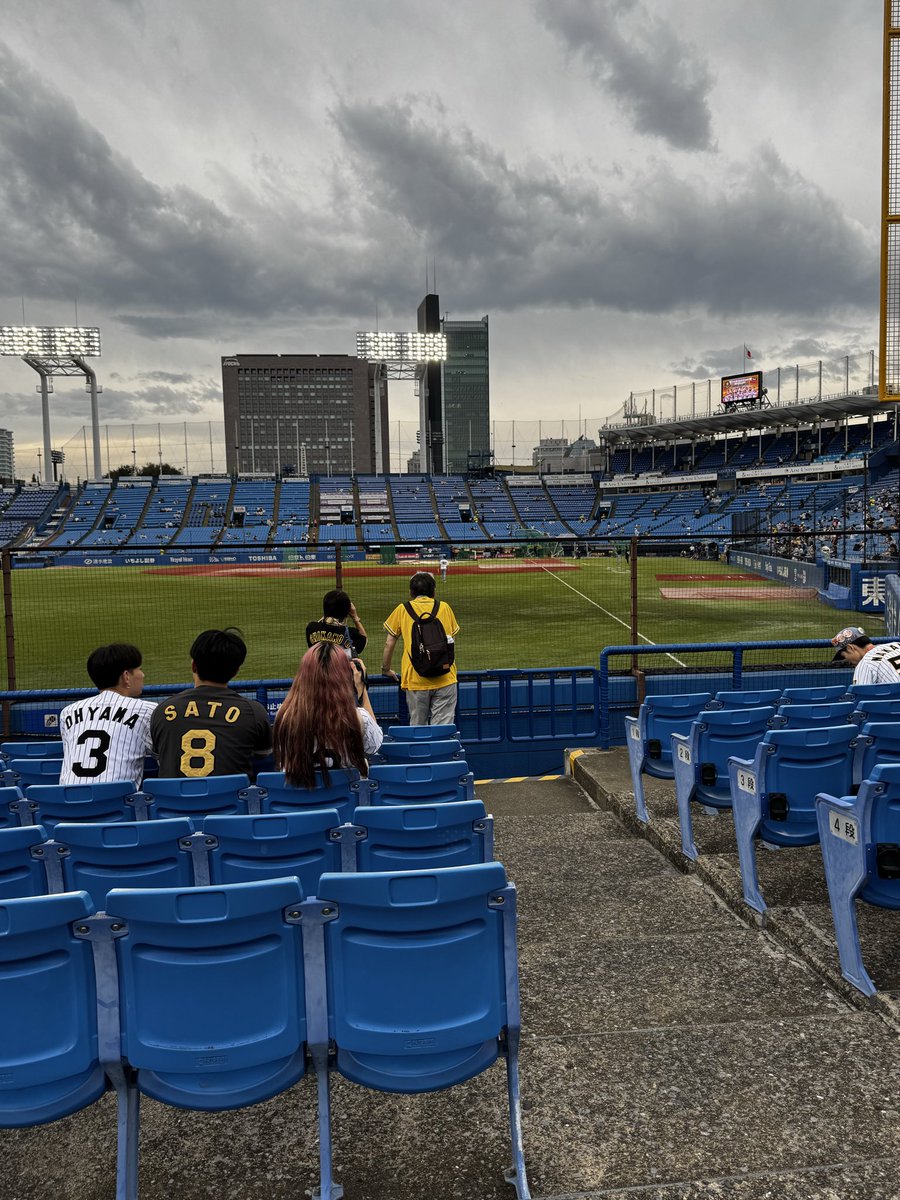 zclock's tweet photo. ド着
変わり映えのない景色
雲が分厚い⛈️くるか

今日の気がついた点
甲子園で見かけた
無能の頑張り屋(音痴)が神宮に居る
隣の人どんまい😑

#イトマサ頑張れ https://t.co/A3mOTs6uB0