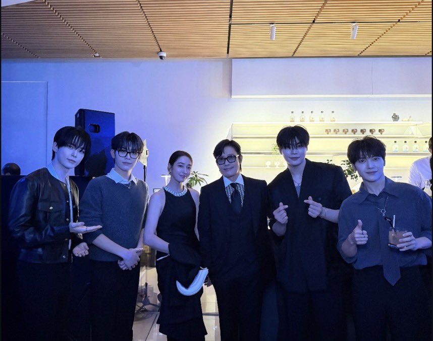ZB1BASE's tweet photo. ZEROBASEONE took photos with some of Korea’s biggest names in the entertainment industry at CJ NIGHT yesterday, including Lee Byung hun, Lee Min Jung, Byeon Woo Seok, Kim Jae Wook, Ong Seong Wu, Dynamic Duo, Tiger JK, HAON, Kim Na Yeong, and several renowned celebrity chefs! https://t.co/SU8VnUm8td