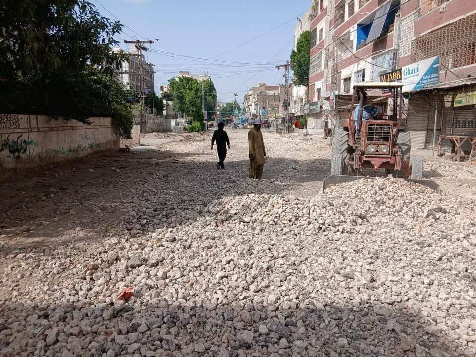 Kainatkhan4y's tweet photo. #UC112 #PS63
لطیف آباد میں ترقیاتی کام جاری  فرحان ڈیری تا عائشہ پارک اسفالٹ سڑک کی تعمیر کے لیے کھدائی شروع میئر حیدرآباد @KashifShoroPPP کی رہنمائی اور سیدہ @humia_naqvi کی نگرانی میں عوام کو بہتر و محفوظ سفری سہولت کی فراہمی کی جانب اہم قدم۔ 

@KashifShoroPPP https://t.co/rJ9Z5e6SWX