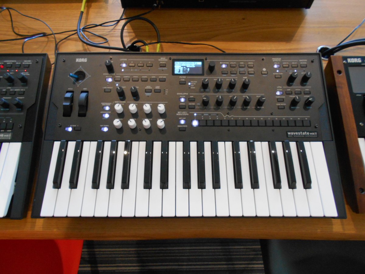 manewyemon's tweet photo. KORG wavestate modwave のポルタメントにも非リニア変化のカーブの選択があればと。 multi/poly みたいなビンテージ機に寄せたものではなく、レイト/タイム選択可はそのままに、始め速くて（短くて）遅くなる（長くなる）、始め遅くて（長くて）速くなる（短くなる）なもの。 https://t.co/ALre1VOTSW