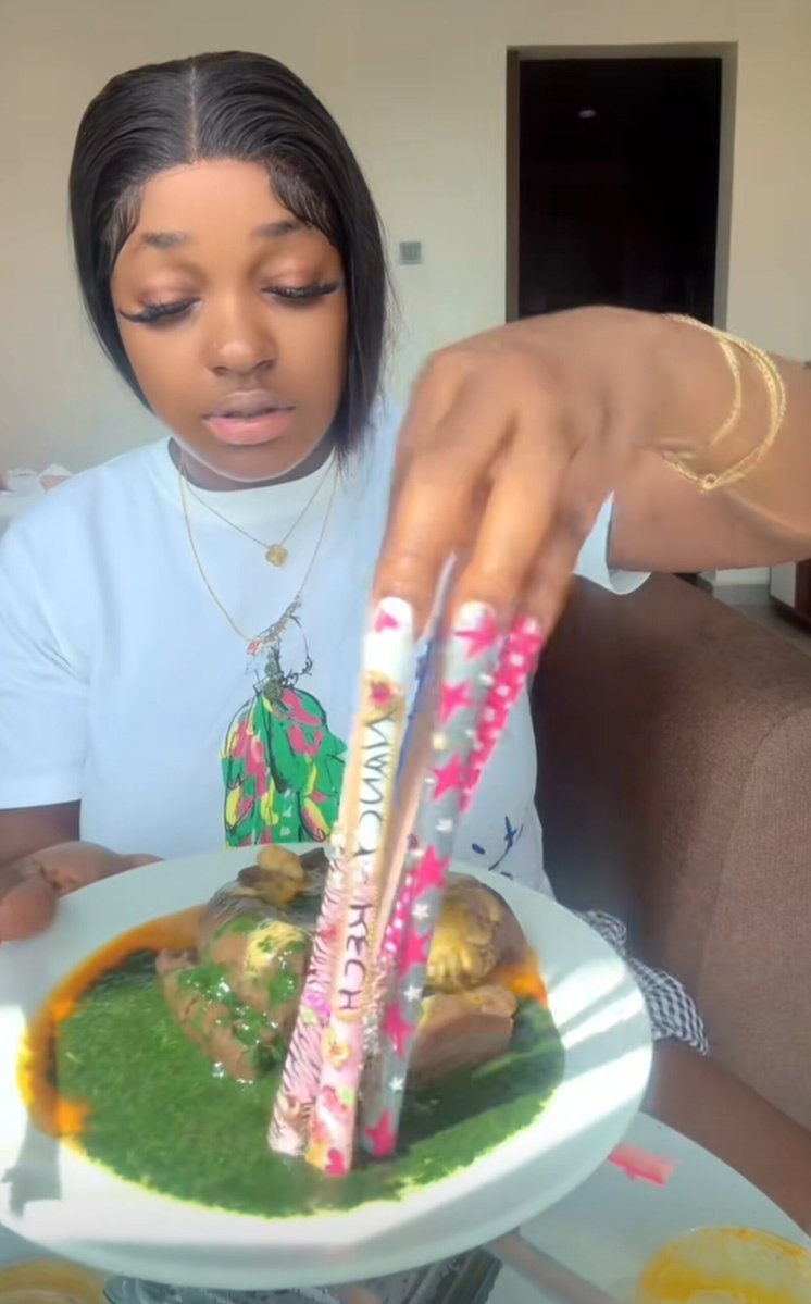 TheNathanWay's tweet photo. Tiktok baddie seen using long nails to eat Amala and Ewedu😩 https://t.co/Od4AKLI0qo