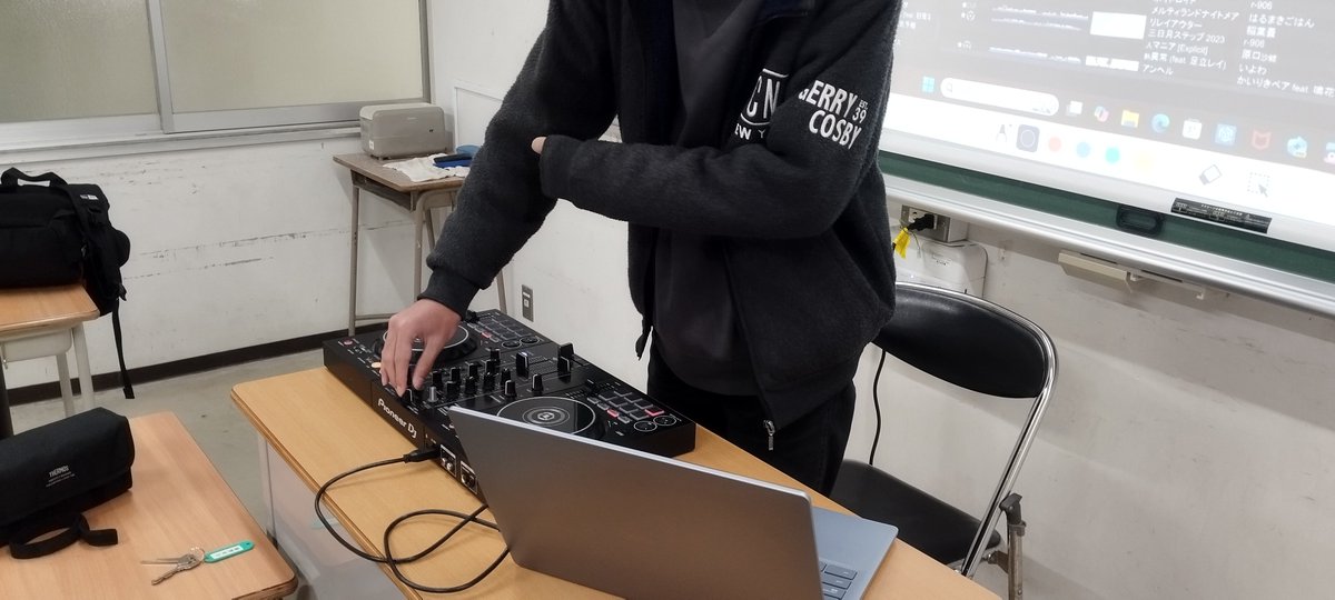 TDJ_DJ2's tweet photo. ③DJおうまめ
ボカ同次期会長候補の謎解き同好会会長。真面目で勤勉というDJとは程遠い性格だが、代表がゴリ押しする形で今年DJをする事が決定した。ボカ同では作詞をしており、その作詞力は先代の75期から大絶賛されていた。基本謙虚な姿勢だが、兄に対しては毒舌である。
ジャンル:ボーカロイド https://t.co/XnsNxXB4PV