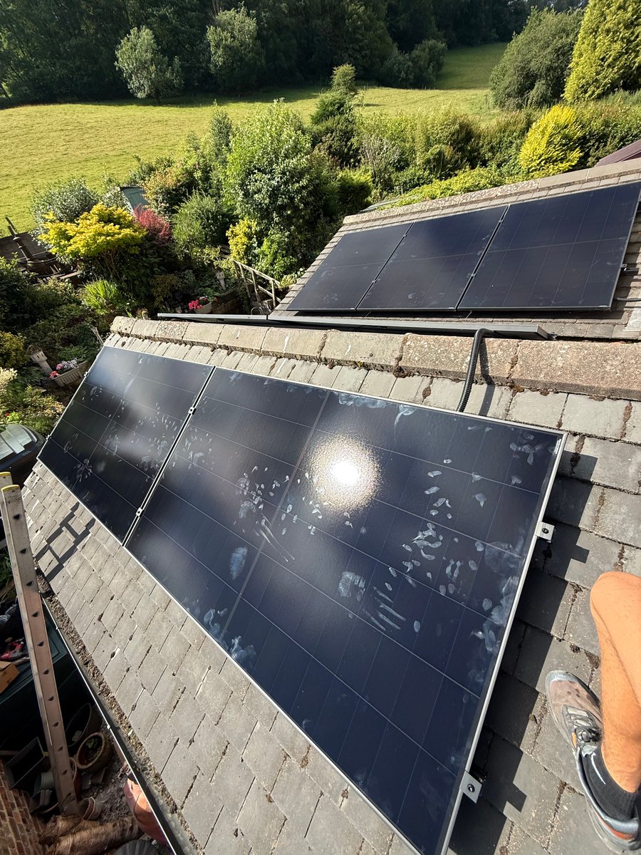 FPSolar1's tweet photo. ☀️ Stoke-on-Trent Installation

A slightly different one today, 10 panels across four roofs, with a 5kW hybrid inverter and 9.4kWh Hanchu battery, all on a Rosemary tiled roof.

No two installations are the same, and that’s what keeps the job interesting! ⚡🔋 https://t.co/e0jdBfSz3F