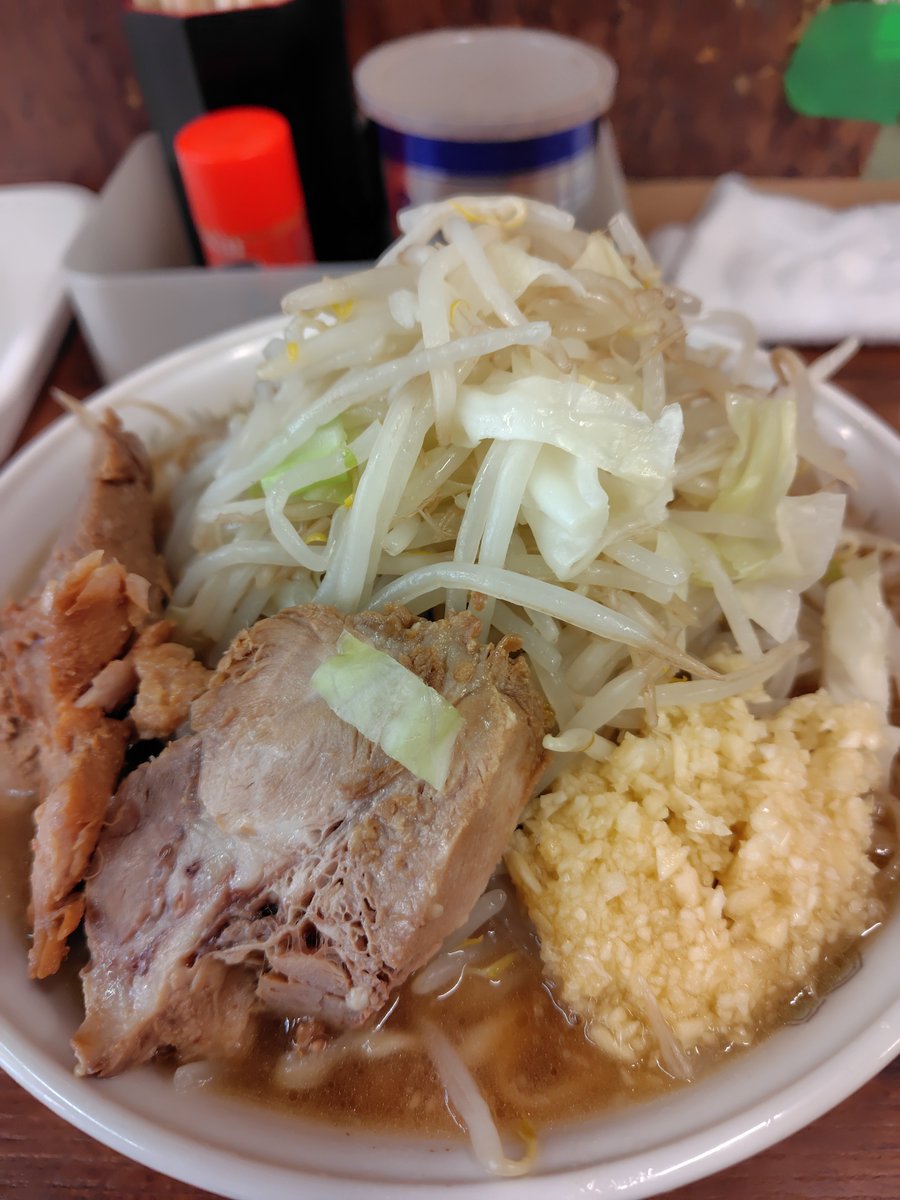 salvation_tesi's tweet photo. 太麺好きくないからと飲食店に並びたくない人なのでずっと避けてたラーメン
11:30くらいに店前通ったらカウンター半分くらい空いてたので滑り込み品川二郎 https://t.co/lWSJh46R03