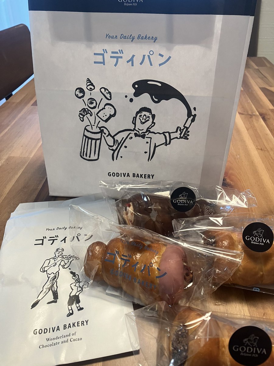 ryorisa205's tweet photo. どの店も おひとり様5点までだった。
ゴディパン1つ食べちゃったw
クッキー詰め合わせが売切れだったから 
クッキー5枚。たしかに5点🤣
クルミッ子 催事じゃなくて常設って嬉しいな！ https://t.co/h3o2sY2AFc
