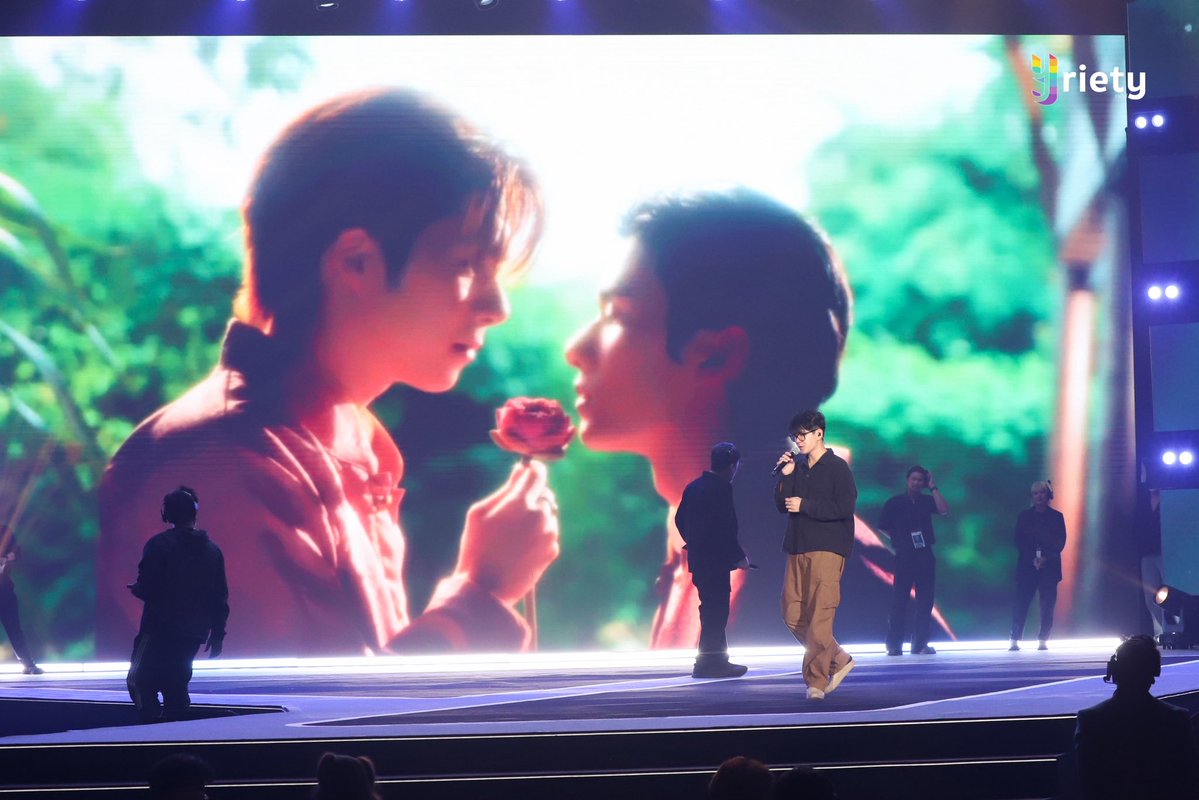 Yriety's tweet photo. ภาพบรรยากาศช่วงซ้อมโชว์สุดพิ���ศษของเหล่าศิลปินในงาน “Y Entertain Awards 2026” 🪷
ทุกคนเตรียมแสงออกหู หูเคลือบทองกันได้เลยย👂🏻🎧

#YEntertainAwards2026
#ICONSIAM https://t.co/hgh4v9ikAh
