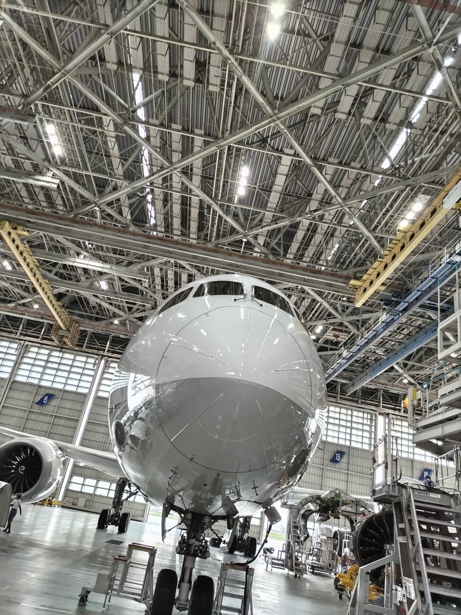 currysan1's tweet photo. 昨日、仕事後にANA Blue Hangar Tourツアーに参加してきました。
機体をこんな近くで、しかも真下などから見る機会はなかなかないので、本当に感動しました。
しかもこのツアー、無料というのが驚きでした。
写真は掲載許可取得済み https://t.co/RDLRubt9Nx