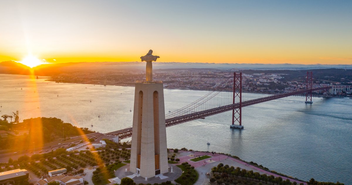 visitportugal's tweet photo. Discover #Lisbon from a new perspective! Cruise the Tagus or cross to the South Bank of #Almada to visit the Cristo Rei monument and enjoy stunning city views, especially at sunset. 
https://t.co/AO3B11Uv0K; https://t.co/b8RqxBP5it 
#visitPortugal #portugal https://t.co/lqmkpw0nVo