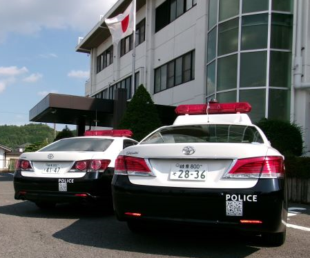 gpkoutsuukikaku's tweet photo. 🚔【パトカーに異変！？】
         パトカーにQRコードが・・・👀
山県警察署のパトカーが「警察庁推奨特殊詐欺対策アプリ」のQRコードステッカーを貼り、巡回しています。見かけたら、読み取ってください！
🚨みんなで詐欺被害を防ぎましょう！
＃パトカー　＃特殊詐欺　＃詐欺被害防止 https://t.co/C1zldgc8qH