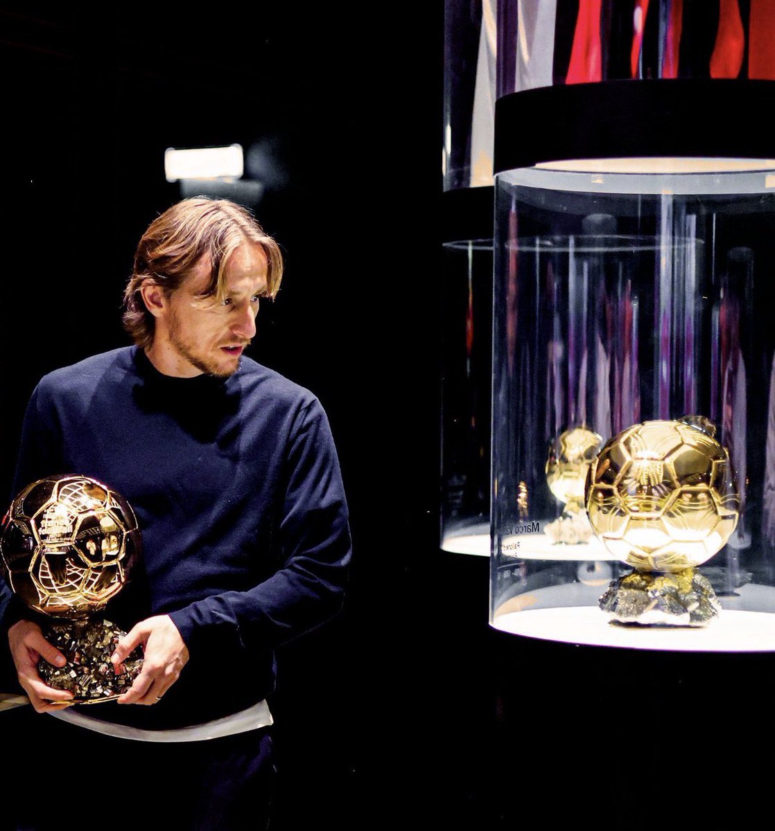 AC_MilanWorld's tweet photo. 🚨🇭🇷 لوكا مودريتش 🗣️:

بمجرد وصولك … يمكنك أن تتنفس تاريخ الـميلان. 

يمكنك أن تشعر به هنا أيضًا في مركز التدريب.

لقد لعب هنا العديد من الأساطير واللاعبين العظماء ❤️🖤 https://t.co/QHPxLmqwrU