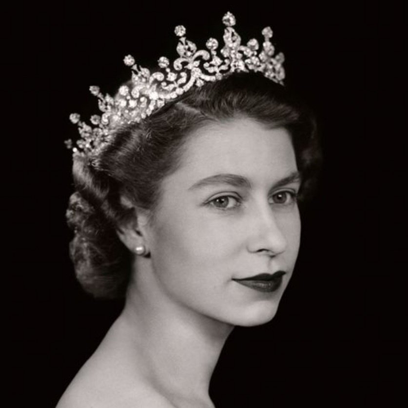 EnglishRose543's tweet photo. My Queen, my heart breaks watching your life's work, your sacrifices, your unwavering loyalty to the crown, our country 🏴󠁧󠁢󠁥󠁮󠁧󠁿🇬🇧 &amp; the commonwealth being reduced to a circus show! I hope @RoyalFamily &amp; @KensingtonRoyal stop the Markles show before it's too late. 
#QueenElizabeth 🥹💔 https://t.co/Uepi0GTWfc