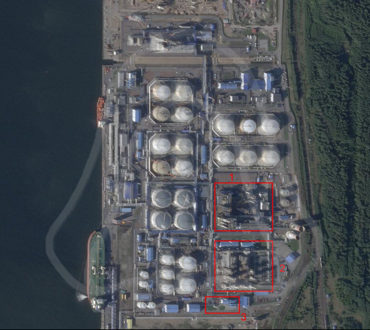 absreliable's tweet photo. September 1, 2026: The Ukrainian Defense Forces struck the "Novatek" facility in Ust-Luga.

Strike assessment:
📍 1: fire at the hydrocracking unit
📍 2: fire at the primary gas condensate processing unit
📍 3: burning pipelines

Operations halted
#bda #deepstrike #oilrefirery https://t.co/nLFBp8NlyF