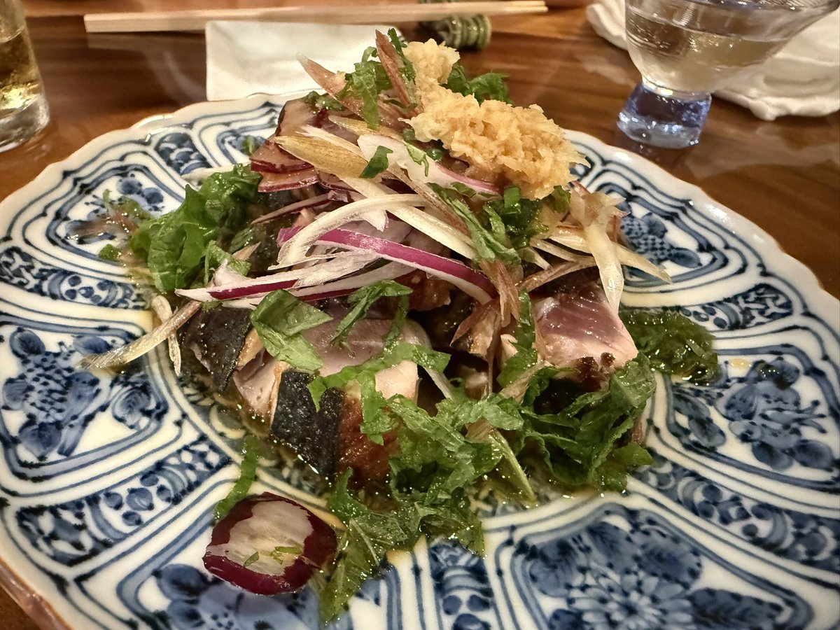 dtxo3525's tweet photo. 【鎌倉で、本当に教えたくない路地裏の名店。】

小町通りの喧騒から、ほんの少し離れた路地裏。

扉を開けると、どこか懐かしくて温かい空気。
カウンターに座った瞬間から「ここ、当たりだ」と確信した。

旬の地魚に、厳選された日本酒。
派手さはないけど、一品一品が丁寧で酒が進む。

手書きの日替わりメニューには、
その日だからこそ食べられる料理が並ぶ。

女将さんの優しい接客と、大将の丁寧な仕事。
観光地・鎌倉にありながら、観光客向けというより
“知ってる大人が通う店”という雰囲気。

鎌倉で静かに飲みたい夜は、ここを選びたい。

#鎌倉グルメ #鎌倉居酒屋 #鎌倉ディナー