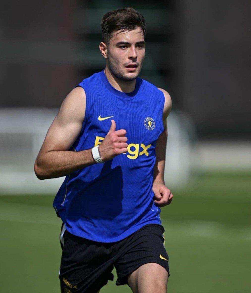 TheBlueDodger's tweet photo. 🚨 Aaron Anselmino was a loan candidate, but is now part of the first-team squad.

(@TheAthleticFC) #CFC https://t.co/RHGGWUdZ1E
