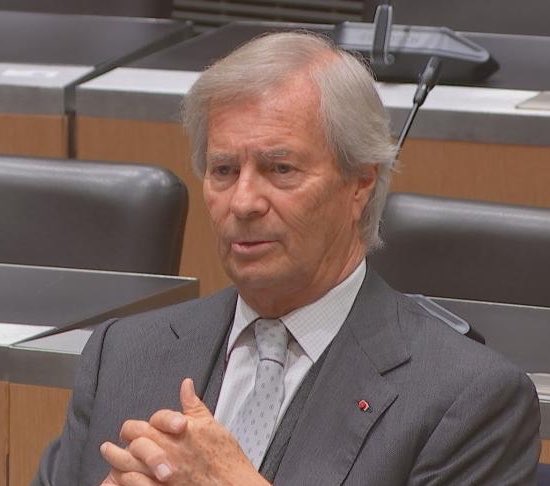 Brevesdepresse's tweet photo. ⚡️🇫🇷|🇷🇺INFO - Depuis son divorce, Vincent #Bolloré reconnaît lui-même que les femmes constituent l’un de ses « talons d’Achille ». Souvent, elles sont blondes. Elles sont toujours plus jeunes. Au printemps 2026, lors d’un déjeuner d’affaires, le milliardaire lance à son interlocuteur : « Je me tape trop de nanas ! », rapportent Clément Lacombe et Camille Vigogne Le Coat dans leur livre-enquête « À la droite de Dieu », publié aux éditions Les Arènes. Au sein de son empire, certains lui prêtent une relation plus qu’amicale avec Xenia #Fedorova, ancienne dirigeante de RT France, sans que ni l’un ni l’autre ne l’ait confirmée ou démentie. Sa forte exposition dans les médias Bolloré et sa proximité avec le milliardaire ont suscité des inquiétudes jusqu’à l’#Élysée sur un possible entrisme russe. Selon Le Monde, le sujet a même été abordé en conseil de défense. « On le tient pour intelligence avec l’ennemi », a déclaré Emmanuel #Macron au sujet de leur histoire. Xenia Fedorova a fait l’objet d’un arrêté d’expulsion du territoire français le 29 juillet pour atteinte aux intérêts fondamentaux de l’État.