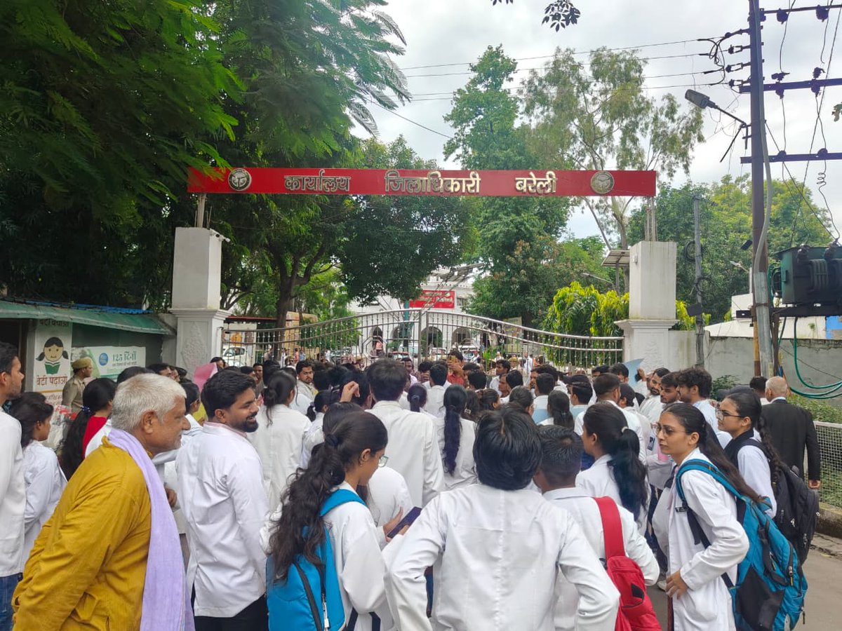 Atul_yadav__18's tweet photo. एक स्टाइपेंड हो हमारा !!
Same profession same stipend 
@ayushupdept
@dayalugurubjp @SureshKKhanna @CMOfficeUP
@upayushdept @moayush
#25kforAYUSH #hikeAYUSHstipend #AYUSHInternsUP https://t.co/9qXpAFq7Z1