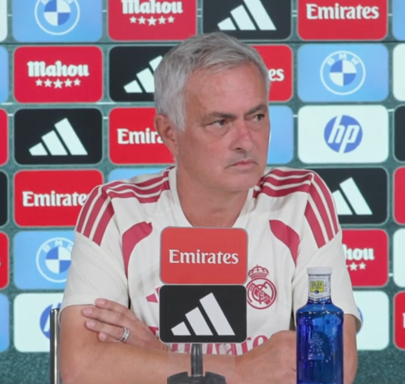 theMadridZone's tweet photo. 🚨 José Mourinho: "How would I deal with a case like Julian where a player says he dreams of joining another club? When a player is unhappy, once it's September 1st, he has to become happy (laughs).

Otherwise he doesn't play." https://t.co/mHILbe3n7M