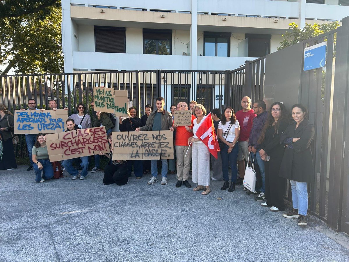 Snfolc92's tweet photo. Rouvrez nos classes ! Arrêtez la casse !
Profs en grève au collège La Fontaine à Antony, #HautsDeSeine avec la FCPE et LPA. 1 classe de 6e supprimée : classes surchargées! Manque de personnels. Assez !
#EnGreve #EducationNationale https://t.co/5teXEIjfak