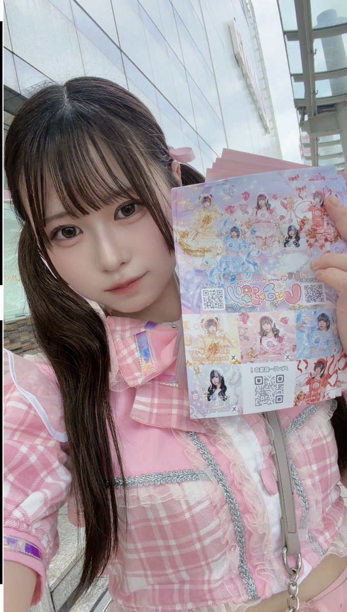 CharmePrincess's tweet photo. 豊橋駅前でビラ配りして魔す🔮
17:45頃まで
🩷らむ @charme_ramu 

チェキ販売もやってるのでよかったら応援してあげてください📣
チェキご希望の方は近くのスタッフまで🧚‍♀️

#しゃるぷり　#週末ヒロイン主義
#豊橋　#アイドル https://t.co/Kdvz9Kseqj