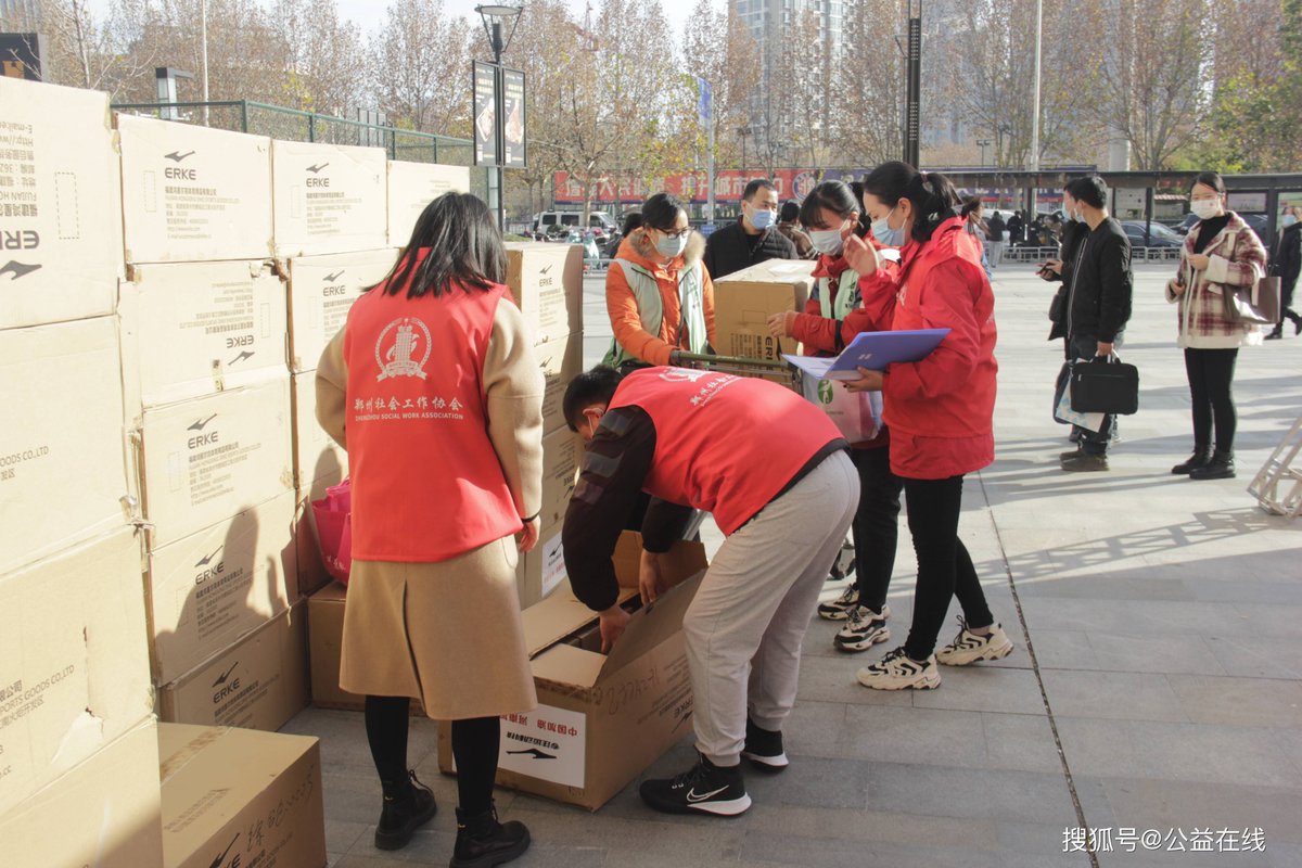 cinde602955's tweet photo. [Spent the morning packing care kits for homeless neighbors with local volunteers—small acts make big waves. Grateful for every kind soul who showed up today!]， https://t.co/jxlxkcFIso