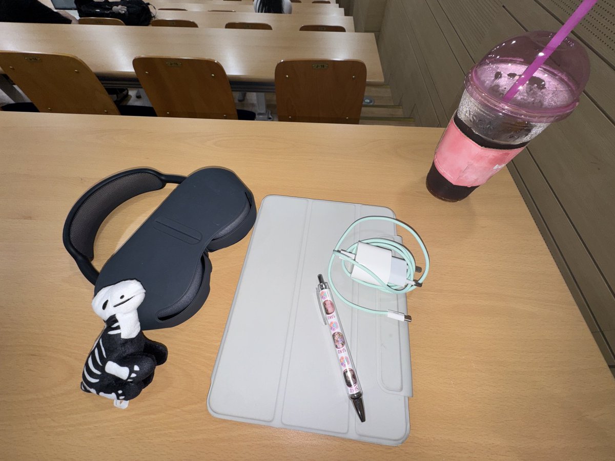 sakbbi's tweet photo. 개강 주라 학교에사람뜌라이같이많음… ㅠㅠ 빈강의실 찾아서 야무지게혼밥완료요 💅🦭💤 https://t.co/aR0L4NS4rd