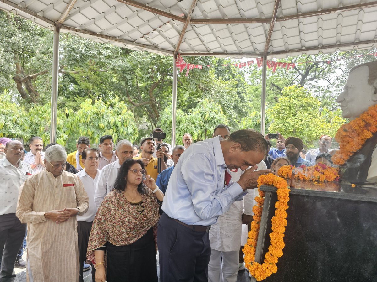 ShivaGopalMish1's tweet photo. कॉमरेड जे.पी. चौबे जी की स्मृति को लाल सलाम!

AIRF के पूर्व महामंत्री कॉमरेड जे.पी. चौबे जी की पुण्यतिथि पर आज AIRF मुख्यालय, 4 स्टेट एंट्री रोड, नई दिल्ली में साथियों के साथ उन्हें श्रद्धासुमन अर्पित किए।

कॉम. चौबे जी का पूरा जीवन रेलकर्मियों के अधिकार, संगठन की मजबूती और श्रमिक एकता के लिए समर्पित रहा। उनका संघर्ष और उनके विचार आज भी हमें अपने दायित्वों के प्रति प्रेरित करते हैं।

इस अवसर पर कॉम. प्रवीणा सिंह, कॉम. एस.के. त्यागी, कॉम. एल.एन. पाठक, NMRU के दिल्ली मंडल मंत्री अनूप शर्मा, अध्यक्ष विक्रम सिंह, हेडक्वार्टर मंडल मंत्री संजीव सैनी, समेत स्थानीय शाखाओं के पदाधिकारी और सक्रिय कार्यकर्त्ता साथियों ने उन्हें भावभीनी श्रद्धांजलि दी।

कॉमरेड जे.पी. चौबे अमर रहें!

उनके संघर्ष और विचारों को लाल सलाम! 🚩