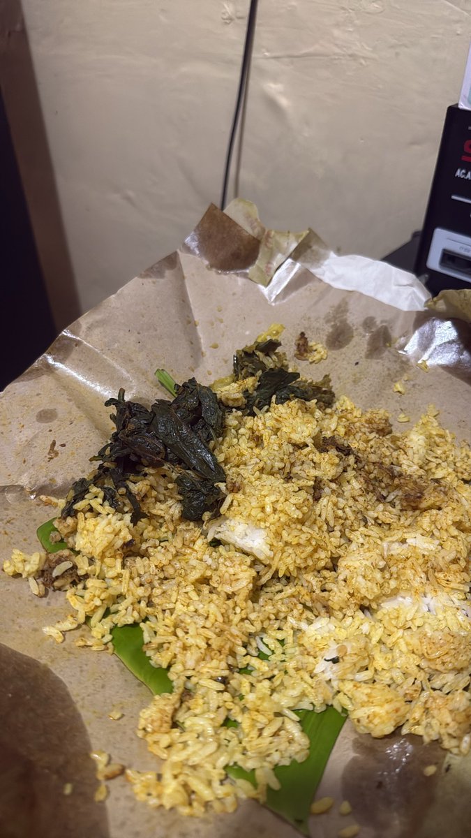 gi_pang_'s tweet photo. Ya Allah ada aja cobaan, blum sarapan -> beli nasi padang -> ditinggal berak bentar -> mau lanjutin makan lagi laper2nya, ayam bakarnya malah diambil kucing 😢 now I have a reason to hate cats https://t.co/S5UDFKbIky