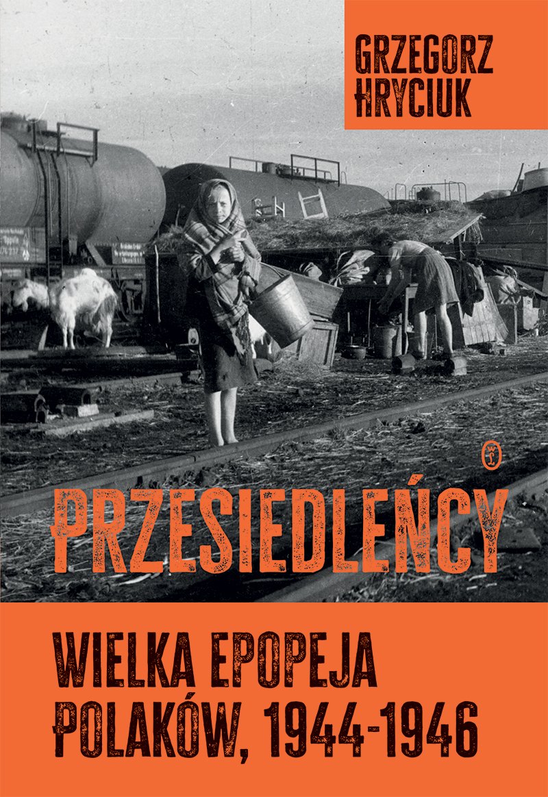 Przewodzik's tweet photo. PrzewodzikKsiążkowy (wypisy)
PowojennyTydzień

„Faktycznie akcja przesiedleńcza zakończyła się w listopadzie 1946 roku, gdy likwidacji uległy ostatnie urzędujące jeszcze pełnomocnictwa i przedstawicielstwa rejonowe. Przez ostatnie miesiące znaczna część wysiłków pracowników polskiego i ukraińskiego aparatu przesiedleńczego była skoncentrowana na porządkowaniu akt i obliczeń. Dokonywało się to w bardzo napiętej atmosferze, biorąc pod uwagę bałagan w dokumentacji, braki wielu formularzy, rejestrów oraz niekiedy mocno różniące się od siebie wyliczenia stron polskiej i ukraińskiej. Panowała, zwłaszcza po stronie ukraińskiej, wszechogarniająca „pokazucha” – przepisywano od nowa tysiące formularzy, od nr 2 (rejestracyjne) po zestawienia nr 10 (spisy ewakuacyjne).

W opisie sytuacji placówki w Czortkowie specjalny wysłannik głównego pełnomocnika B. Czermak pisał w maju 1946 roku: „O ile zaś chodzi o nr rejestracji, nr karty ewak. lub daty rejestracji względnie wyjazdu, to spisy te przedstawiają istną dżunglę dostępną jedynie dla niewielu wtajemniczonych pracowników, z których część już wyjechała, a reszta przygotowana do wyjazdu”. Większość rejestrów dotyczących poszczególnych rejonów administracyjnych albo nie istniała, albo była niekompletna, albo znajdowała się w rękach pracowników ukraińskiego przedstawicielstwa. 

Spisy sporządzano na czysto, ale zdaniem wysłannika zachodziła wątpliwość, „czy te przepisane spisy odpowiadają stanowi faktycznemu”. Wprawdzie uzgadniano je z danymi ukraińskimi, lecz pojawiało się pytanie, czy z kolei one odpowiadają stanowi faktycznemu. Wniosek końcowy brzmiał mało pocieszająco: przepisane spisy będą „miały charakter teoretyczny”.

Bardzo podobnie wyglądała sytuacja w Stanisławowie, gdzie próbowano uzgodnić dane statystyczne dotyczące rejestracji między pełnomocnictwem i ukraińskim przedstawicielstwem. Różnica była niebagatelna – według polskich danych w rejonie ewakuacyjnym zarejestrowało się 91 947 osób, według Ukraińców jedynie 84 510. Ukraińscy urzędnicy dowodzili, że rejestracja odbywała się początkowo w sposób wadliwy, otóż zapisywano na wyjazd osoby niemające do tego prawa, rodziny bezdzietne deklarowały posiadanie dzieci, by móc zarejestrować bydło, w Stanisławowie i Kołomyi zdarzały się przypadki podwójnej rejestracji chętnych do ewakuacji. Strona ukraińska dążyła do przepisania wszystkich formularzy nr 2 (dziesiątków tysięcy zgłoszeń), by były zgodne z danymi list ewakuacyjnych (formularz nr 10), i zmuszała do tego stronę polską.

Lustrując placówkę w Stanisławowie, Zofia Kulczycka, inspektorka głównego pełnomocnika ds. ewakuacji, w lipcu 1946 roku stwierdziła, że wszyscy pracownicy urzędu RPR są „sterroryzowani przez władze sowieckie i zmuszeni są milczeć”. Główny pełnomocnik ostatecznie wyraził zgodę na sprawdzenie i poprawienie rejestru zgłoszeń, ale bez przepisywania go na nowo, a jedynie przez definitywne skreślanie podwójnie zarejestrowanych osób, z poczynieniem adnotacji o przyczynach skreślenia i bez zmiany numeracji na kartach ewakuacyjnych.

Aparat głównego przedstawiciela rządu Ukraińskiej SRR ds. ewakuacji ostatecznie w grudniu 1946 roku sporządził sprawozdania z rezultatów przesiedleń obywateli narodowości polskiej i żydowskiej z „zachodnich obwodów USRR”. Należy mieć świadomość, że zawierały one elementy swoistej radzieckiej księgowości kreatywnej, której śladów nie dało się w pełni zatrzeć nawet w niezwykle starannie sporządzonych tabelach i zestawieniach. 

Według raportów uzgodnionych z polskimi władzami ewakuacyjnymi uprawnionych do przesiedlenia było 310 989 rodzin (885 302 osoby), w tym 114 128 rodzin liczących 270 567 osób zamieszkałych w większych miastach oraz 196 861 rodzin obejmujących 614 735 osób zamieszkałych na wsiach i w małych miejscowościach Wołynia, Galicji Wschodniej i północnej Bukowiny). (…)

Na ponad 885 tysięcy Polaków i Żydów zamieszkałych na terenach tzw. zachodnich obwodów Ukraińskiej SRR zarejestrowało się 305 389 rodzin (868 276 osób), czyli 98,08% (w tym w większych miastach 112 764 rodziny liczące 266 990 osób, a w mniejszych miasteczkach i wioskach 192 625 rodzin obejmujących 601 286 osób). Spośród zarejestrowanych wyjechało 283 499 rodzin (810 415 osób), czyli 93,37% zarejestrowanych i 91,54% ogółu zamieszkałych w tzw. zachodnich obwodach USRR (z tego 103 730 rodzin o liczebności 246 546 osób z większych miast i 179 759 rodzin, liczących 563 869 osób z rejonów wiejskich i mniejszych ośrodków miejskich).

Biorąc pod uwagę podział administracyjny II Rzeczypospolitej, z województwa wołyńskiego wyjechało około 133,9 tysiąca Polaków, z tarnopolskiego 251,5 tysiąca Polaków, 4100 Żydów i 2 tysiące ludzi innych narodowości; z województwa stanisławowskiego – 97,3 tysiąca Polaków, 2100 Żydów i 1900 osób innych narodowości; z województwa lwowskiego – 269,5 tysiąca Polaków, 18,3 tysiąca Żydów, 5400 innych. (…)

Z ewakuacji zrezygnowało 21 890 rodzin (57 861 osób), 8069 rodzin (21 568 osób) oficjalnie zgłosiło rezygnację z przesiedlenia, kolejne 8503 rodziny (21 550 osób) nie pojawiły się na punktach przesiedlenia, 5318 rodzin (14 743 osoby) opuściło swoje miejsce zamieszkania, rezygnując z prawa do wyjazdu. Wśród osób i rodzin rezygnujących były m. in. te, które czekały na powrót uwięzionych bliskich, często aresztowanych w czasie trwania akcji przesiedleńczej. 

W opinii radzieckich służb bezpieczeństwa w Borysławsko-Drohobyckim Zagłębiu Naftowym niektóre rodziny wyjeżdżały „nie w całości, lecz w części” i pozostawiały swoich krewnych „w celu ochrony pozostawionego majątku”, mając nadzieję „na powrót do obwodu drohobyckiego”. Zostawali więc teściowa, ojciec, zdarzało się nawet, że pełnoletnia córka wychodziła za mąż za Ukraińca, by stać na straży rodzinnego mienia. 

Zdaniem władz ukraińskich większość osób, które pozostały, wywodziła się z rodzin mieszanych, które nie chciały opuszczać rodzinnych stron, oraz spośród ich powinowatych i krewnych. Ta konstatacja znajdowała częściowo potwierdzenie w obserwacjach polskich pełnomocników oraz w danych dotyczących rejestracji, ponieważ spośród co najmniej 14 081 zarejestrowanych osób „innych narodowości” nie wyjechało ostatecznie ponad 3,5 tysiąca, tj. około 25%.

Zasady zapisane w umowie o przesiedleniu zadecydowały o składzie etnicznym ewakuowanych. Było wśród nich 766 206 Polaków, 33 158 Żydów, 9918 Ukraińców, 45 Białorusinów oraz 600 przedstawicieli, a właściwie przedstawicielek, innych narodowości, w tym Rosjan, Czechów, Cyganów, Niemców, Rumunów, Tatarów, Łotyszy, a nawet dwóch Hiszpanów i dwóch Węgrów…”

Grzegorz Hryciuk „Przesiedleńcy. Wielka epopeja Polaków, 1944-1946”, Kraków 2023