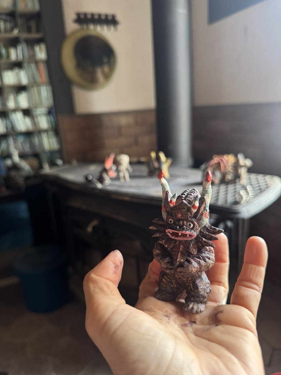 hashimotomio's tweet photo. ウルトラ怪獣シリーズも大変好評で04に。
今回は特に彫りなおしたのがミクラスさん、ペスターさんも何度もサイズ調整しました。
すべて継がずに一木から彫り上げてあります。
ガボラさん、ジャミラさん、ミクラスさん、ペスターさんです！ https://t.co/lPTnTRDEKM