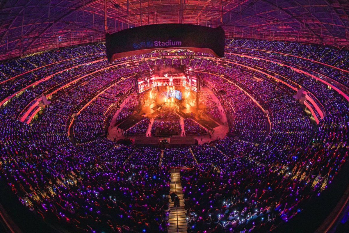 AboutMusicYT's tweet photo. BTS performs at their sold out concert in Los Angeles. https://t.co/mXgPiiUvjp