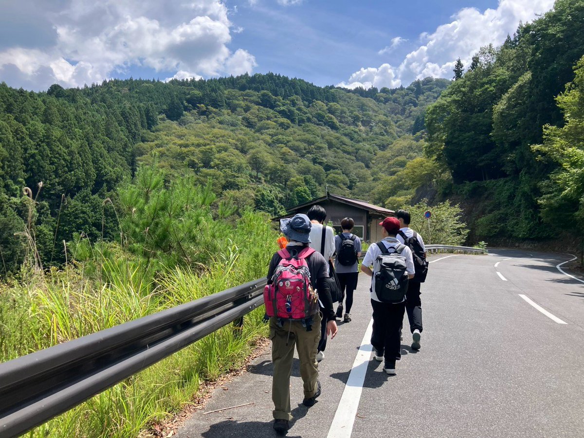 okusangaku's tweet photo. 8/30 吉野山・吉野川

吉野山をぐるっと回る予定でしたが、道が進入禁止となっており急遽道を変更しました！

道を変更したこともあり、部員みんなで吉野川を楽しむ時間を作りました✨️暑さがまだまだ続く中、吉野は夏の暑さを忘れさせてくれる素敵な場所でした✨️

#山岳部
#吉野山
#吉野川 https://t.co/U0lRcPHaWK