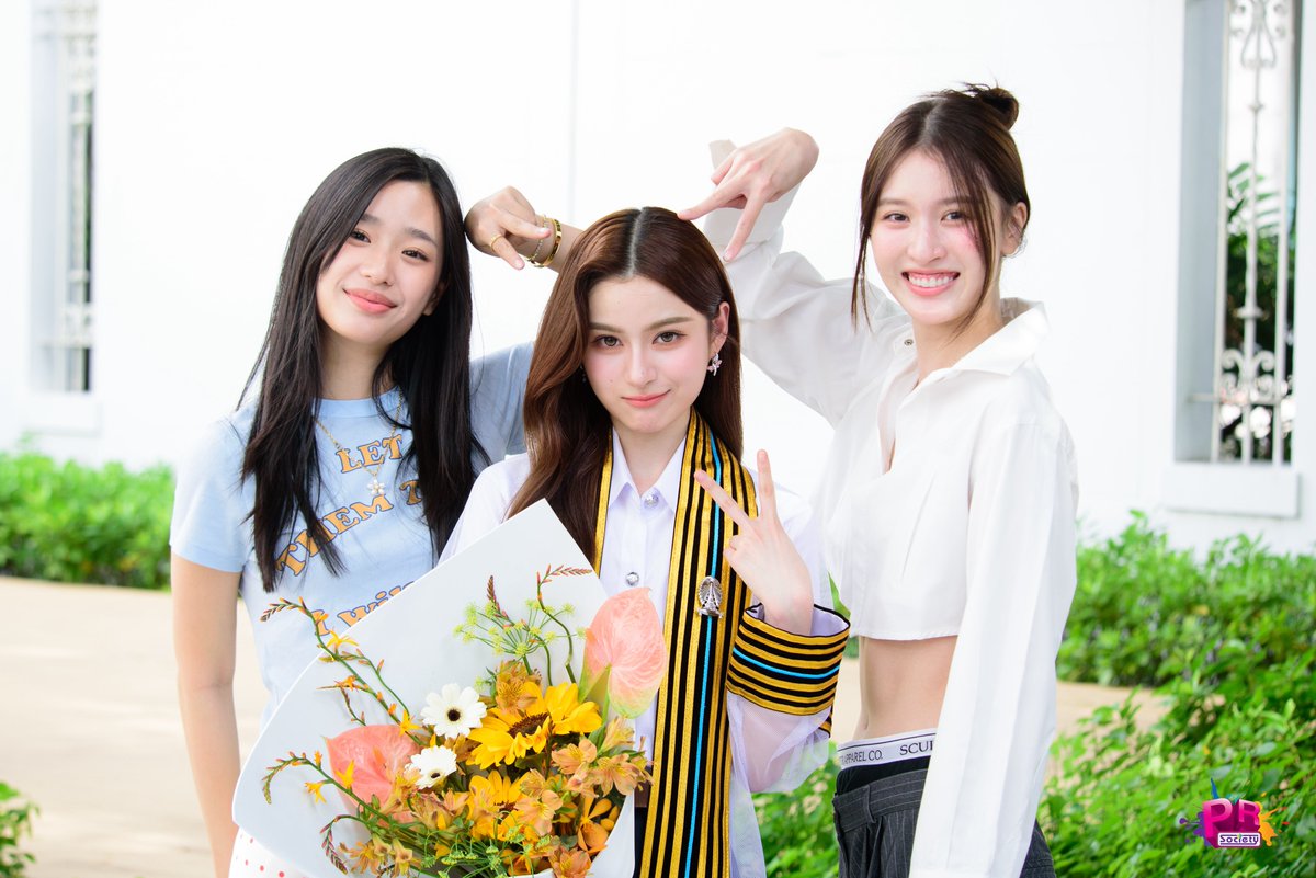 PRSocietyNews's tweet photo. สองสาว “ตู-วิว” มาร่วมแสดงความยินดีในวันนี้ด้วยค่า

#PrimiilyGraduationsDay
#primiily #tontawan #viewbenyapa https://t.co/rCCpqusMWu
