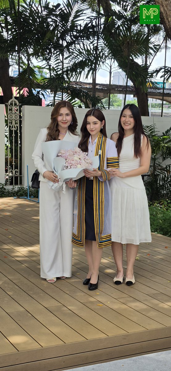 aaowdih's tweet photo. Prim with her mom and sister on her graduation day 🥹🥹🥹

You can feel how proud and happy they are for her 🧸🎓✨

CONGRAT PRIM NEW JOURNEY
#PrimiilyGraduationsDay
#primiily #ลูกหมีของพรีม https://t.co/ss998DUGKW