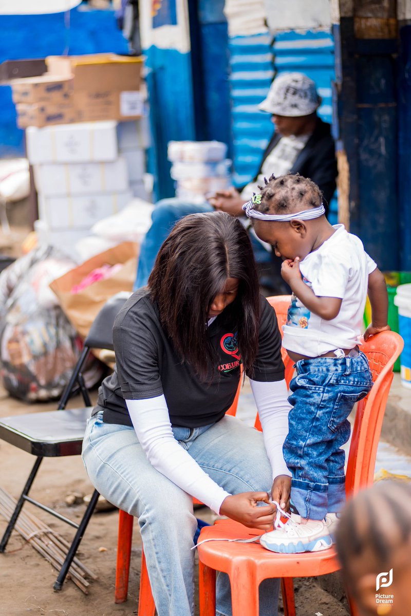 Gagakate1's tweet photo. Lors de notre récente descente à l’orphelinat, je me suis vraiment rendu compte d’une chose : ces enfants n’ont que nous, des inconnus sur qui ils peuvent compter. Ils ne nous connaissent pas, mais ils croient au miracle qui peut venir de nous, pour avoir de quoi se vêtir, manger, boire et étudier. 📚 🙌🏾

J’ai pris l’initiative de créer CŒUR VÊTU, non pas parce que ces enfants me doivent quelque chose en retour, mais simplement parce que je me suis dit : ils n’ont peut-être que nous.

CŒUR VÊTU est une communauté de personnes réunies autour d’un objectif simple : aider les personnes dans le besoin et apporter un peu d’espoir là où c’est nécessaire. 🫶🏾

Tu veux te joindre à nous et participer à de belles actions ? 🤍

📞 Contact : 082 411 4798

Parce qu’ensemble, nous pouvons habiller bien plus que des corps : nous pouvons habiller les cœurs. 🤍🙏🏾

CŒUR VÊTU — Habillons les cœurs