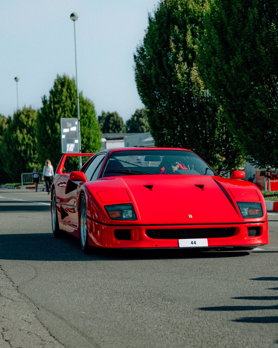 F1's tweet photo. He's here 🥶

@LewisHamilton arrives for Media Day at Monza in his Ferrari F40 ✨

#F1 #ItalianGP https://t.co/PcpT0GQug4