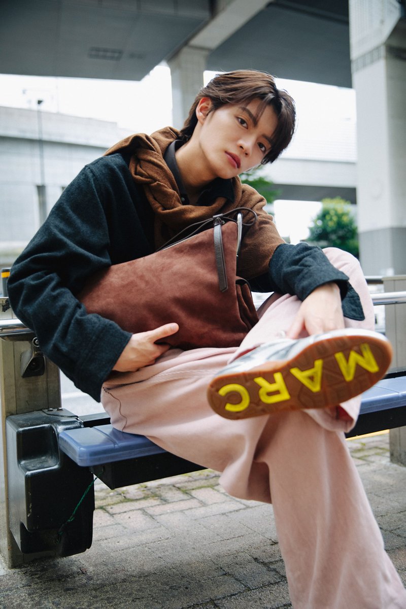 Droptokyo's tweet photo. 杢代和人／俳優
https://t.co/BpuVX6sHrw
2004年5月20日生まれ。東京都出身。2018年俳優デビュー。7人組ダンス・ヴォーカルユニット「原因は自分にある。」のメンバーとして活動中。現在放送中ドラマ『君は夏のなか』でW主演を務める。10月から放送のドラマ『俺たちの箱根駅伝』、『仮面教師〜妻を亡くしたその日から』に出演が決定している。

シーン ラージ ショルダー バッグ イン スエード、ザ メタリック 72 スプリング スニーカー／ともに #MARCJACOBS

Photography: Shiori Ota
Styling: Yuki Yajima
Hair & Makeup: Nakata Suga

#Droptokyo #streetsnap #杢代和人 #pr