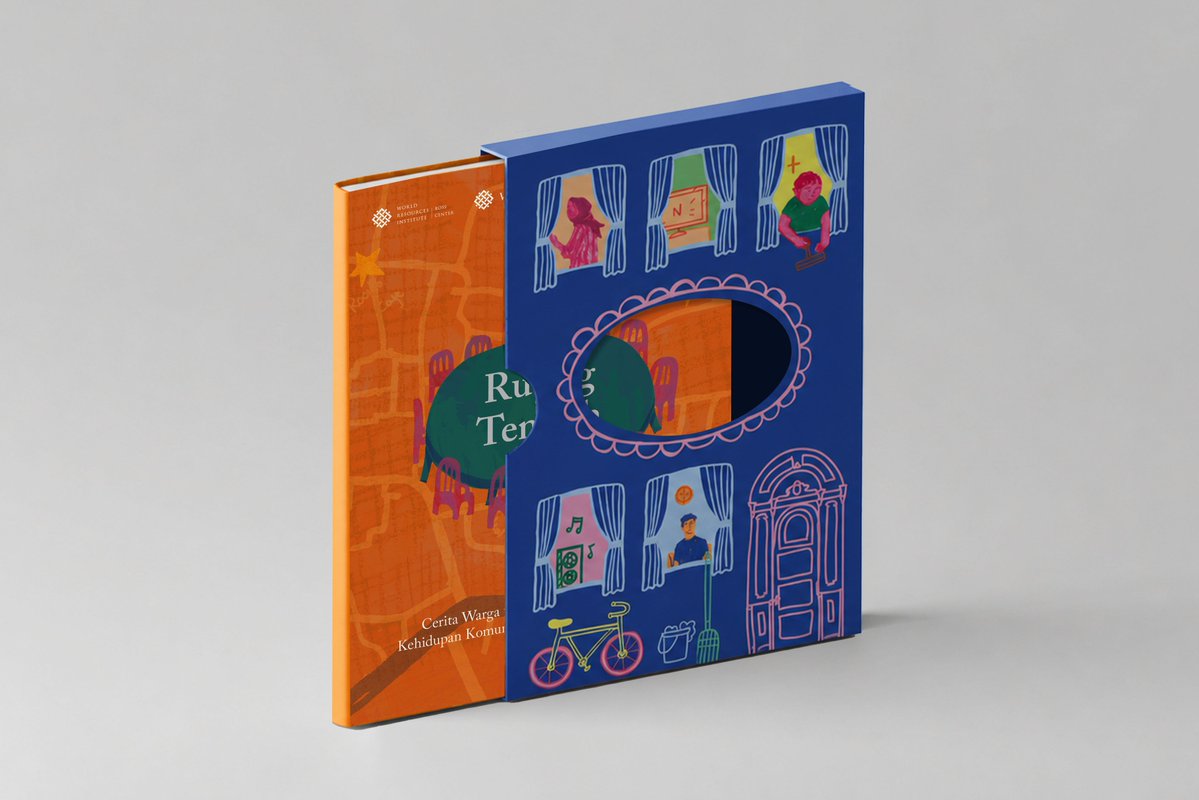 virtualtapestry's tweet photo. buku yg aku kurasi &amp; susun bareng kawan2 komunitas urban baru cetak lagi niiih. isinya kumpulan cerita warga soal isu rumah dan pengalaman tinggal di kota.

ada info perpus2 (di mana aja di Indonesia) yg mau terima 1 eksemplar? kabarin dong hihi nanti aku yg urus pengirimannya! https://t.co/amn1AfDeat