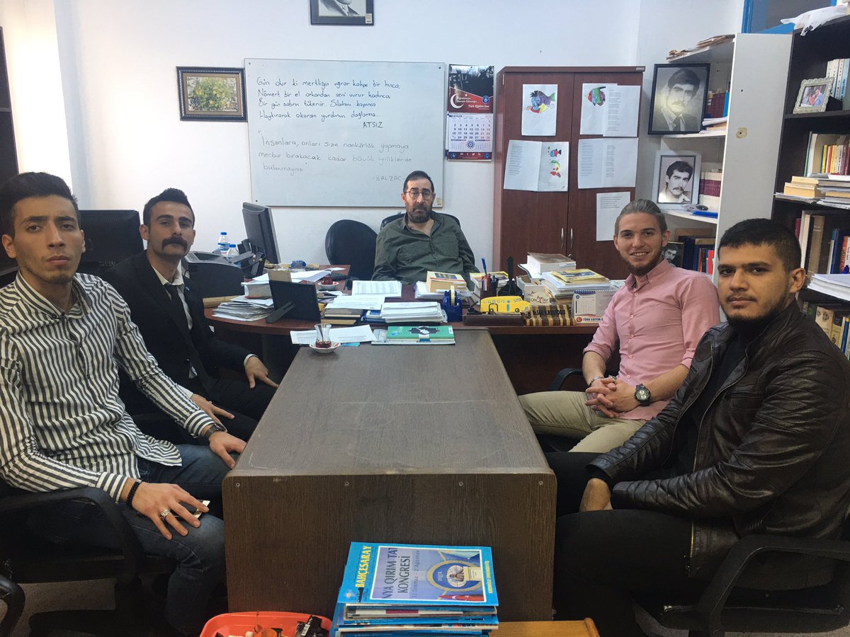SelimAnli01's tweet photo. 2016-2020 yılları arasında Niğde Ülkü Ocakları Üniversite Başkanlığı görevini ifa ettiğim dönemlerde bizlerden desteğini hiç bir zaman eksik etmeyen mukaddes ve muktedir davamızın yılmaz neferlerinden Niğde Ömer Halisdemir Üniversitesi Türk Dili ve Edebiyatı Bölümü Dr. Öğretim Üyesi, kıymetli hocamız Sadi Hıncal Nakipoğlu vefatını büyük bir teessürle öğrendim.
Merhum hocamıza Allah’tan Rahmet,  Nakipoğlu ailesine ve yakınlarına sevenlerine başsağlığı diliyorum